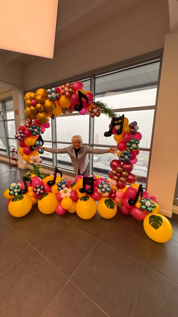 Decorazione verticale con palloncini progettata per un evento