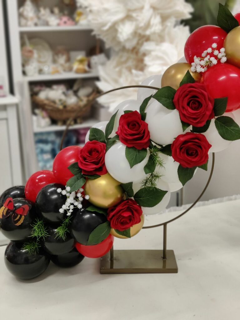 Composizione con rose rosse e palloncini rossi, neri e oro