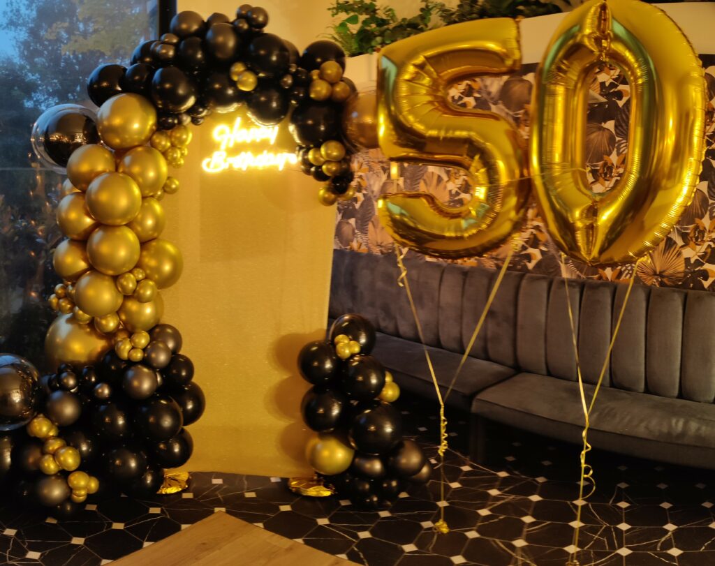 Scenografia organica con palloncini realizzata da ArteXenia