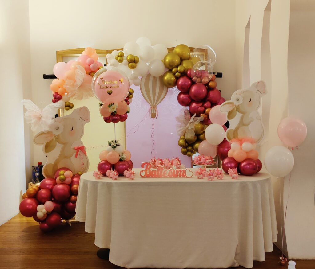 Allestimento per battesimo con palloncini rosa, bianchi e oro