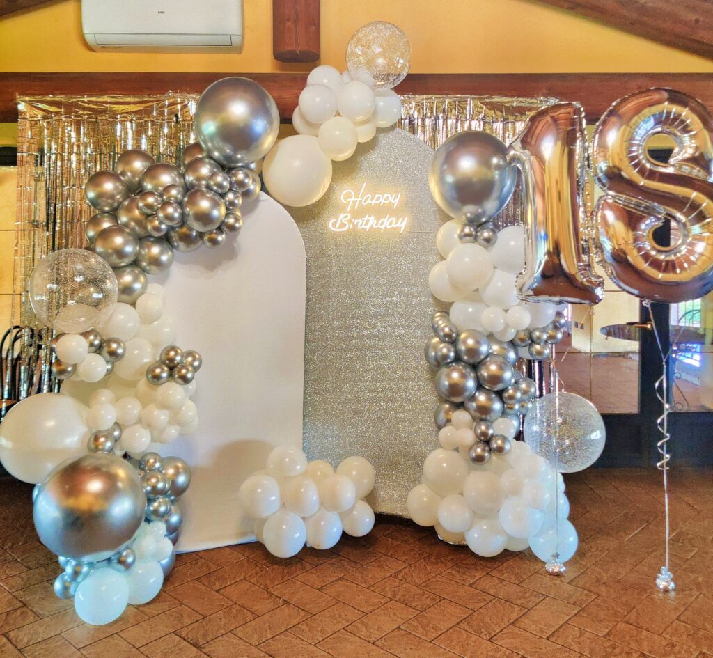Scenografia completa con arco di palloncini realizzata da ArteXenia