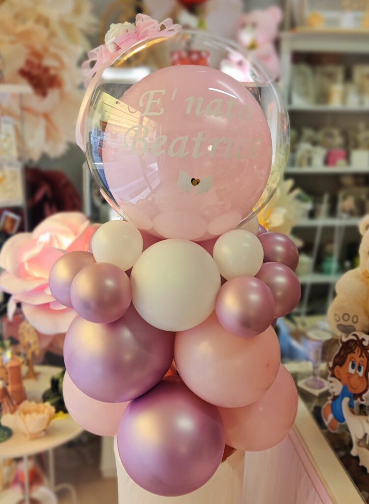 Bouquet rotondo rosa, crema e lilla con palloncino trasparente