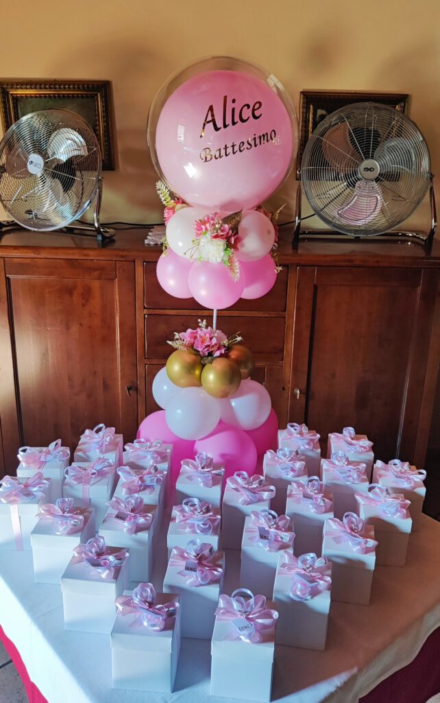 Bomboniere rosa disposte su un tavolo con composizione personalizzata