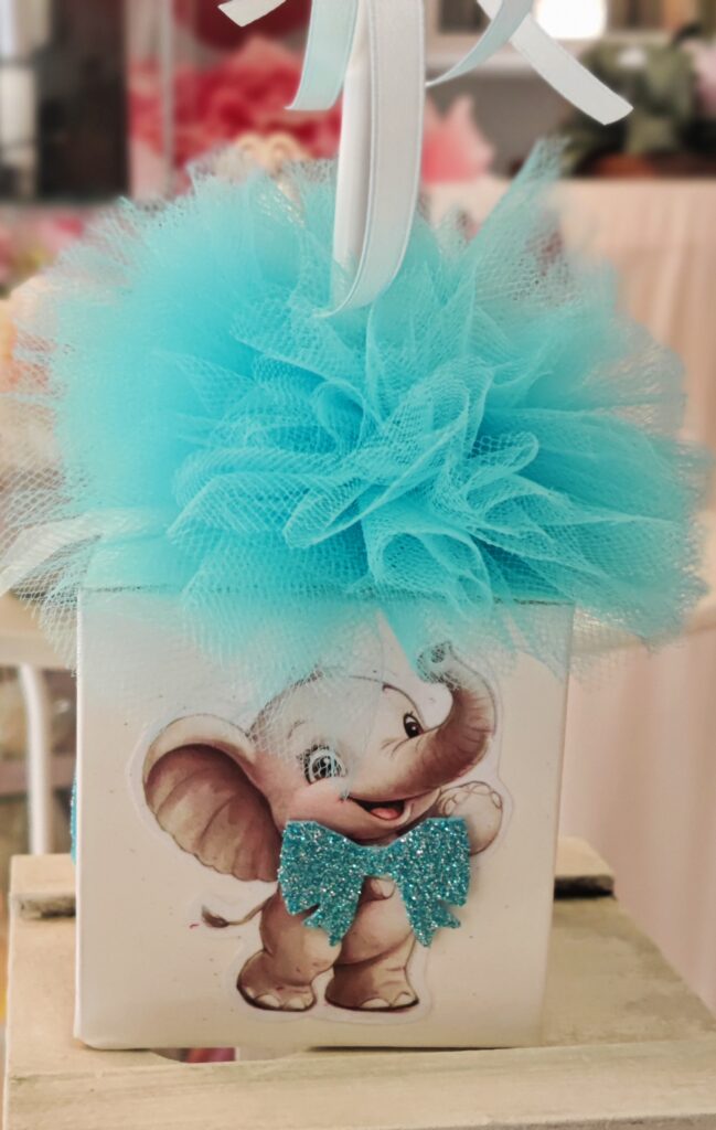 Bomboniera personalizzata con tulle turchese realizzata da ArteXenia