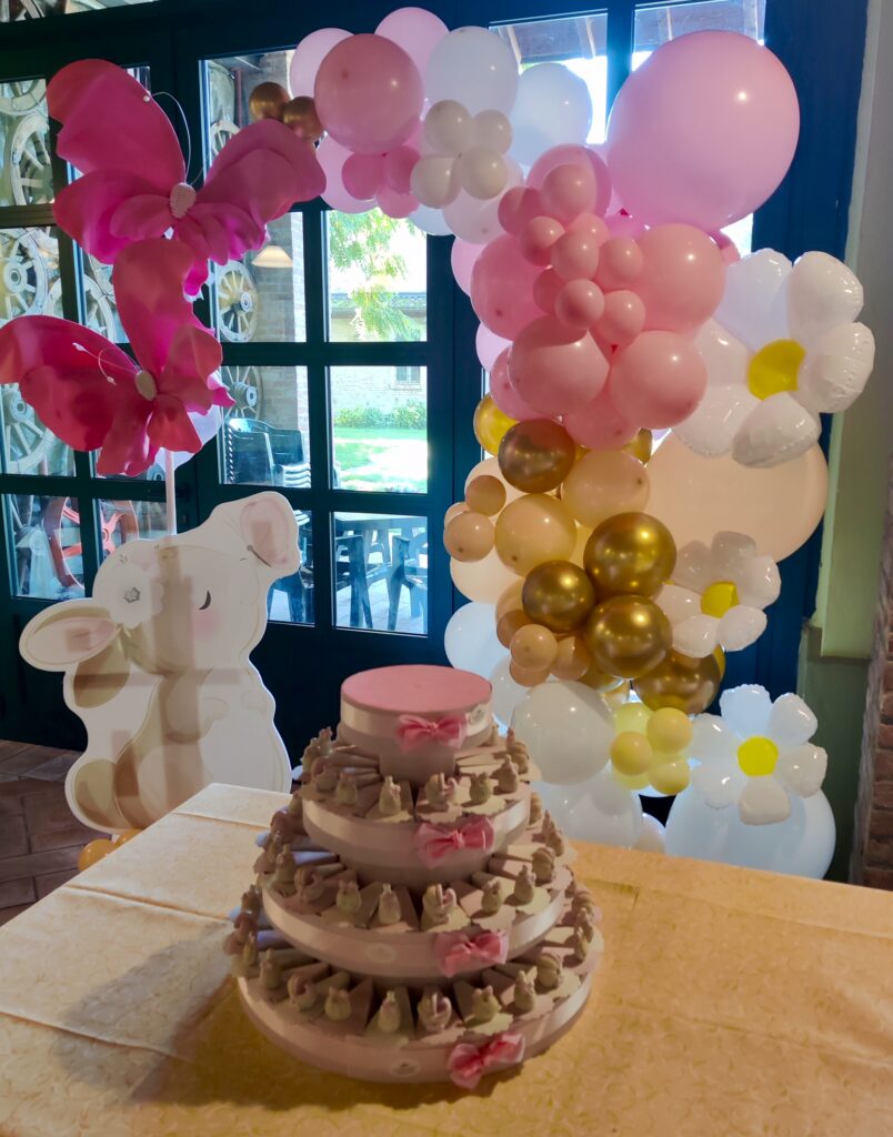 Allestimento rosa, bianco e oro con palloncini, fiori e tavolo della torta