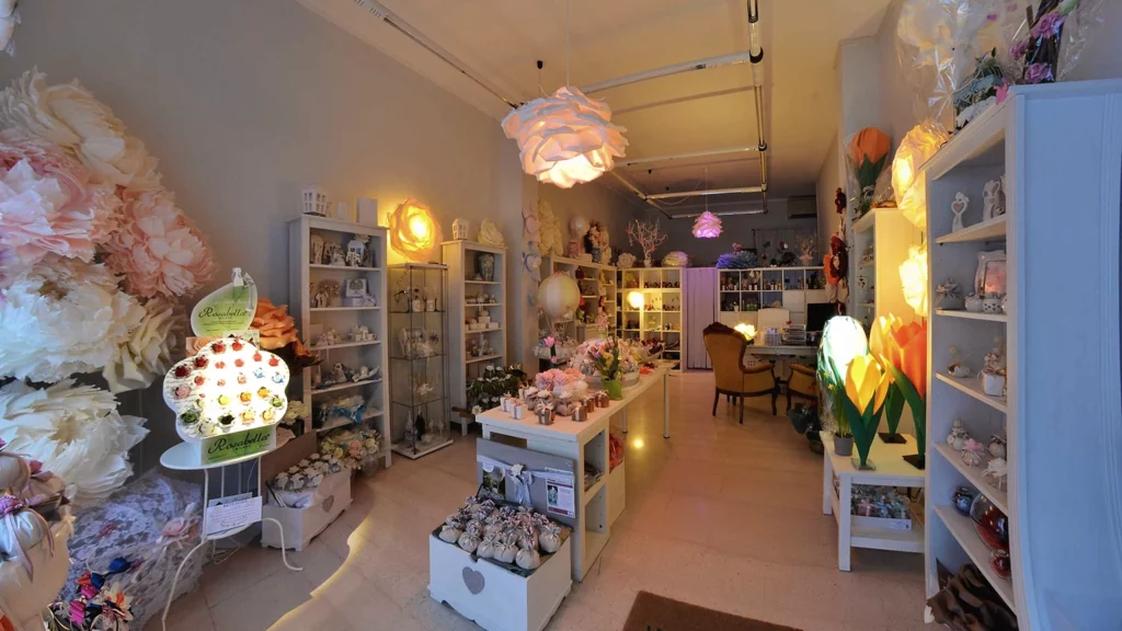 Lampade floreali accese nel laboratorio ArteXenia a Pavia