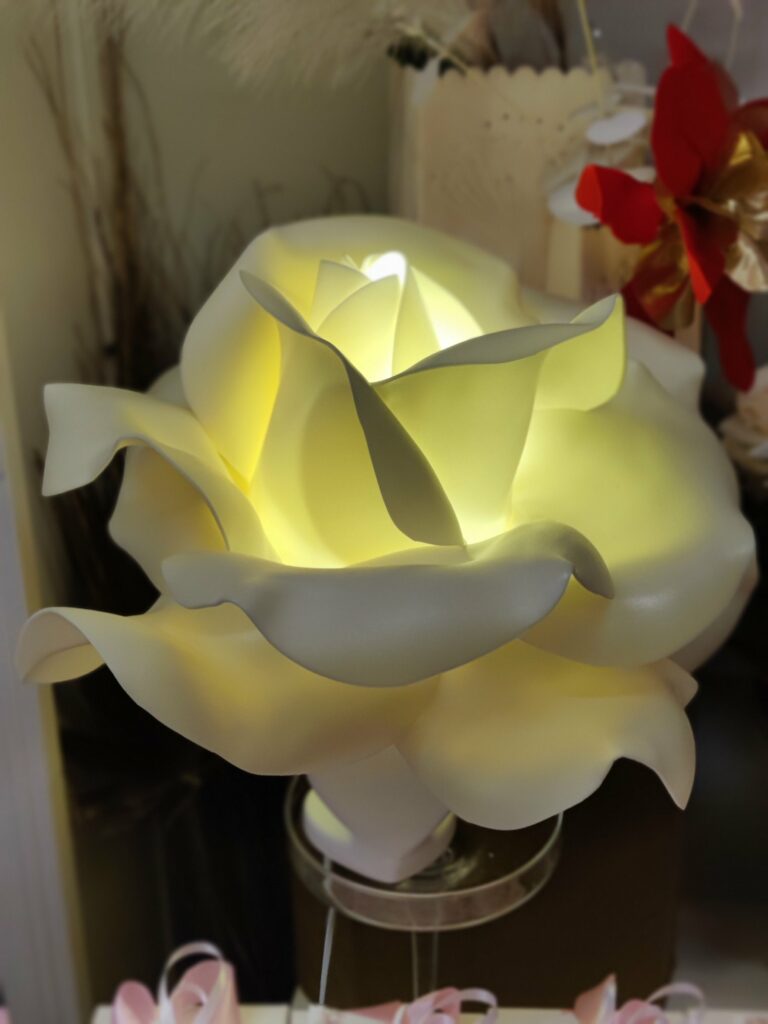 Lampada floreale fatta a mano realizzata da Oxana — opera 68