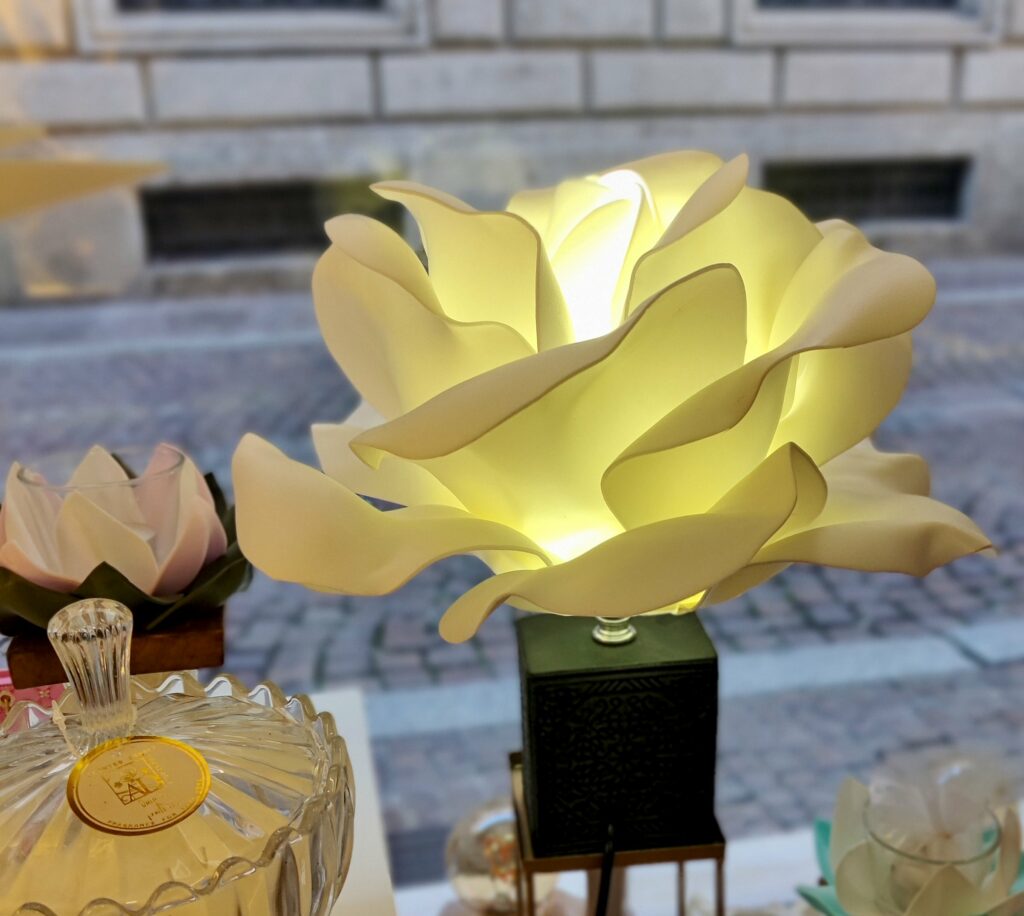 Lampada floreale fatta a mano realizzata da Oxana — opera 74