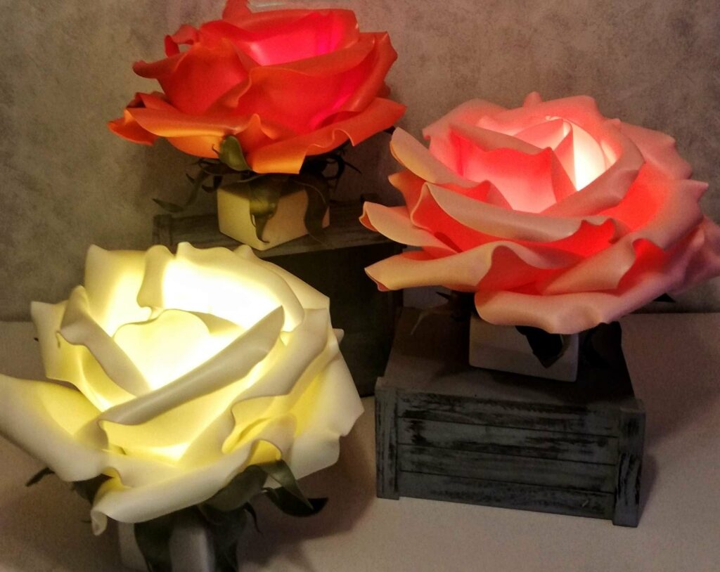 Lampada floreale fatta a mano realizzata da Oxana — opera 5