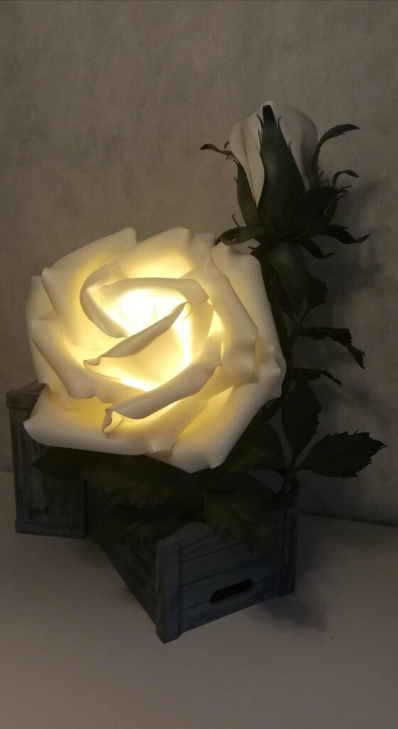 Lampada floreale fatta a mano realizzata da Oxana — opera 22