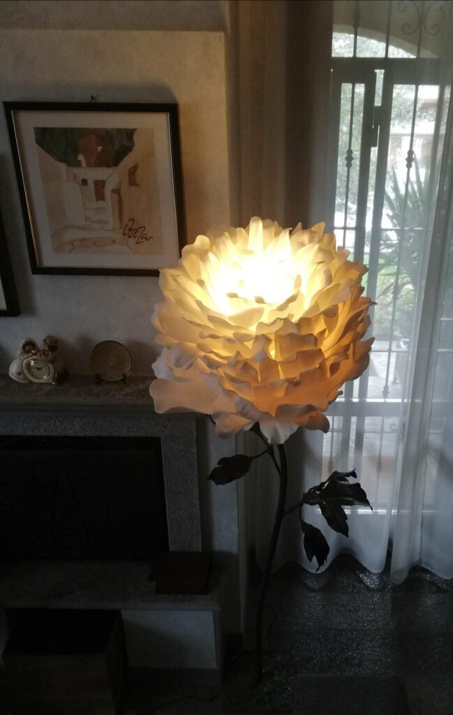 Lampada floreale fatta a mano realizzata da Oxana — opera 14