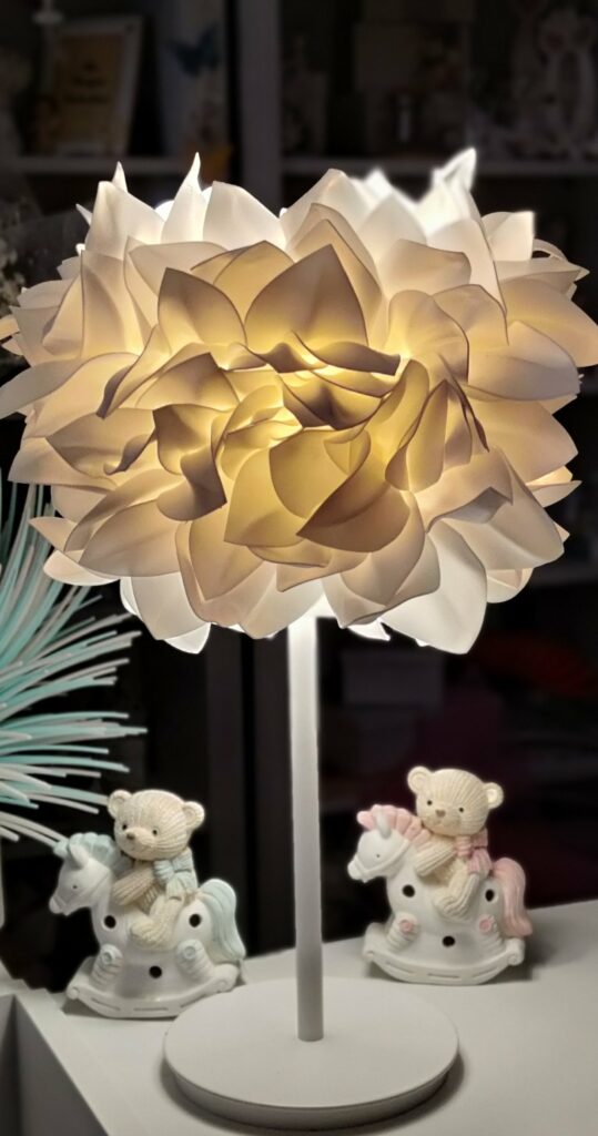 Lampada floreale fatta a mano realizzata da Oxana — opera 51