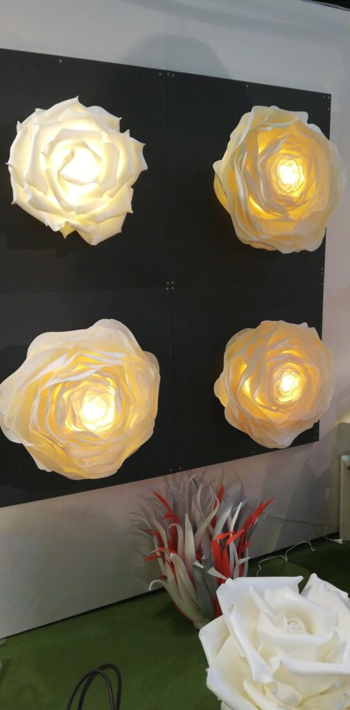 Quattro lampade floreali accese realizzate a mano da Oxana