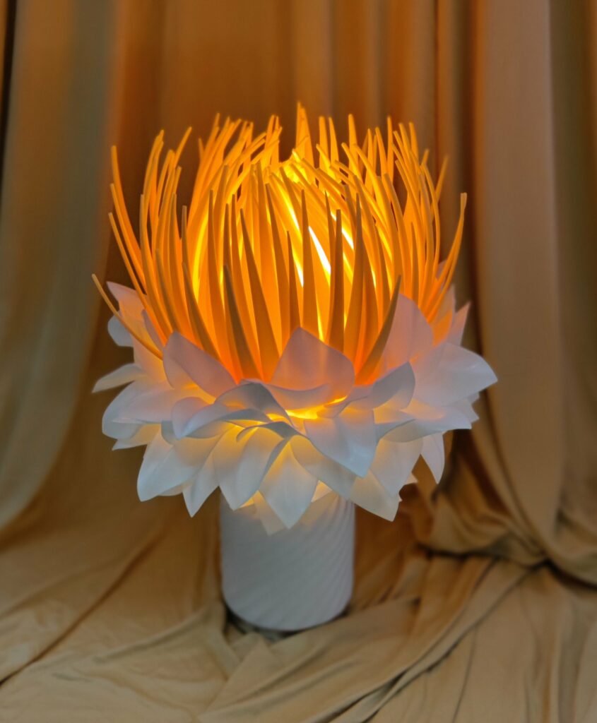 Lampada floreale fatta a mano realizzata da Oxana — opera 61