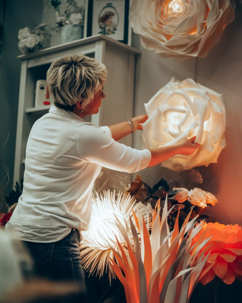 Oxana mentre realizza una lampada floreale nel laboratorio ArteXenia