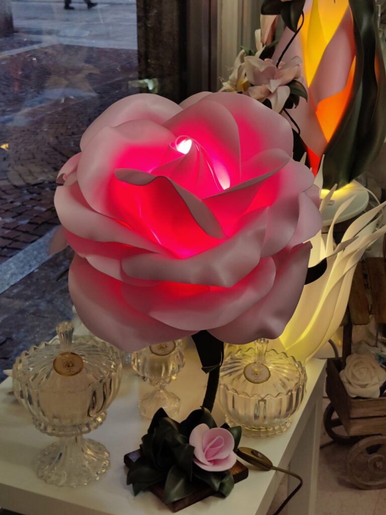 Lampada floreale fatta a mano realizzata da Oxana — opera 58