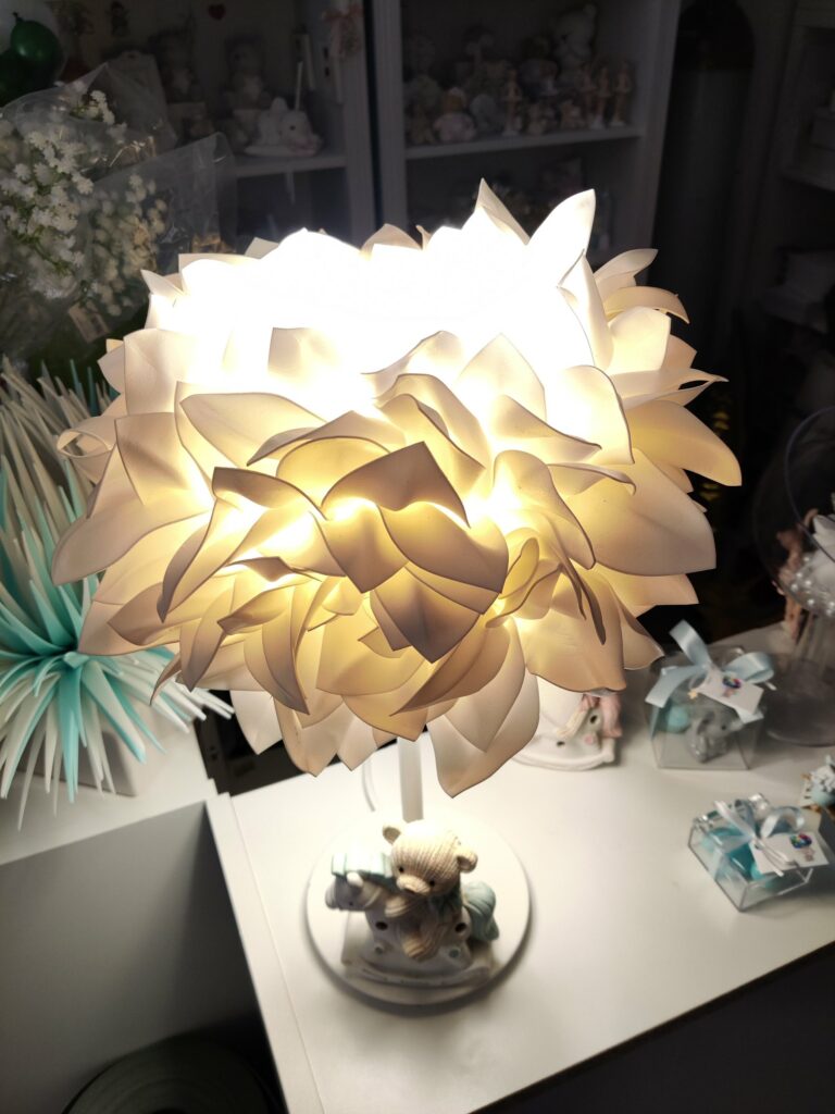 Lampada floreale fatta a mano realizzata da Oxana — opera 48
