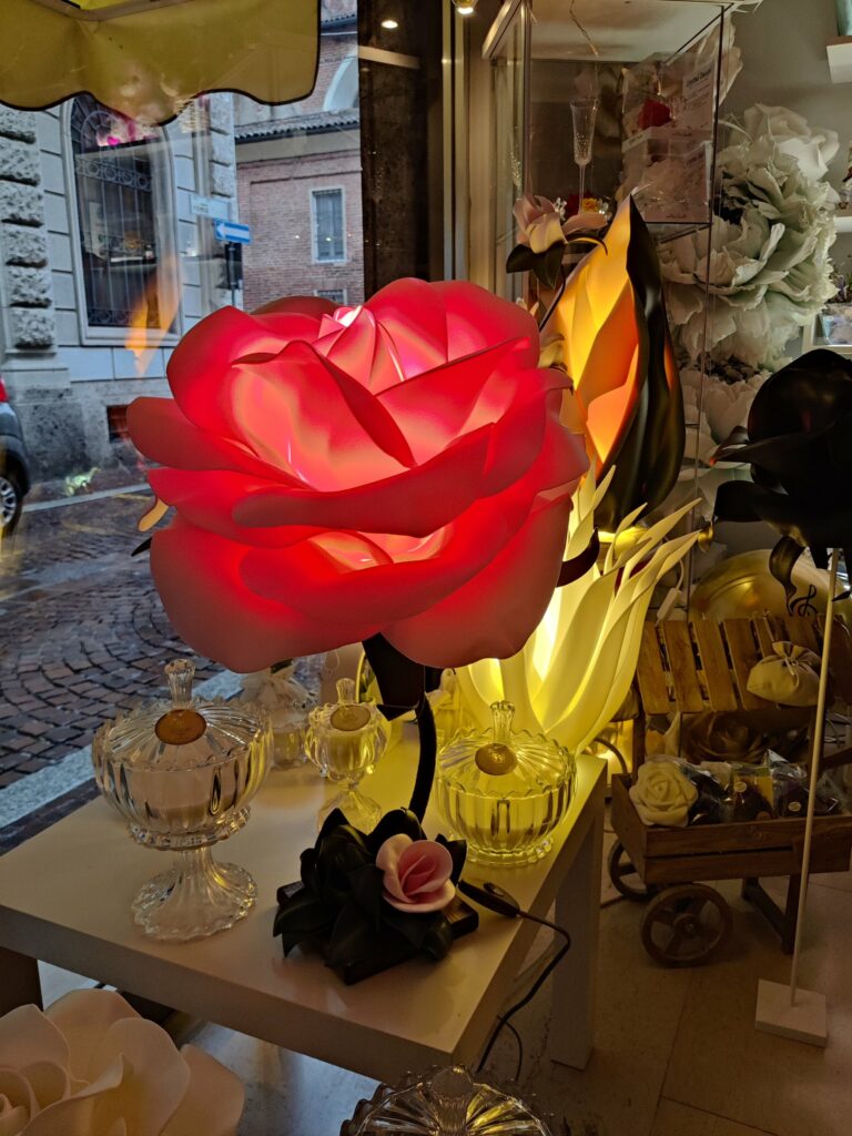 Lampada floreale fatta a mano realizzata da Oxana — opera 57