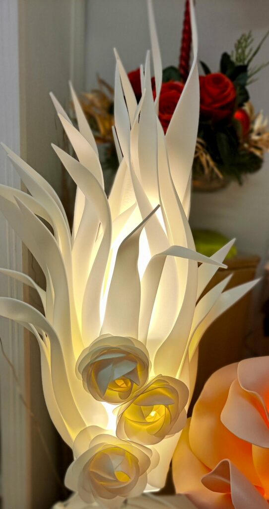 Lampada floreale fatta a mano realizzata da Oxana — opera 71