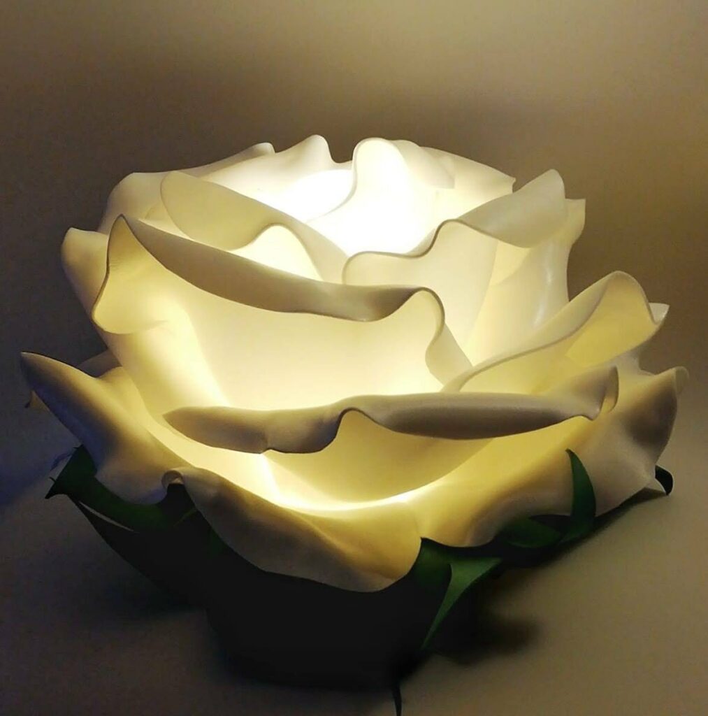 Lampada floreale fatta a mano realizzata da Oxana — opera 6