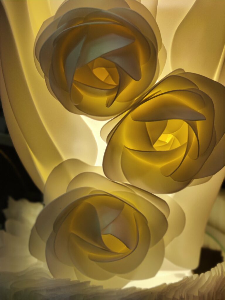 Lampada floreale fatta a mano realizzata da Oxana — opera 70