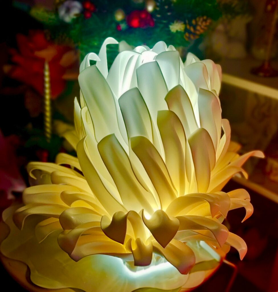 Lampada floreale fatta a mano realizzata da Oxana — opera 78