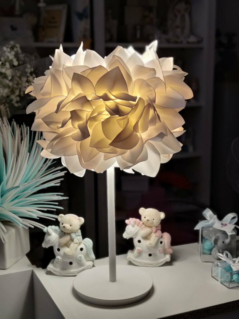Lampada floreale fatta a mano realizzata da Oxana — opera 49