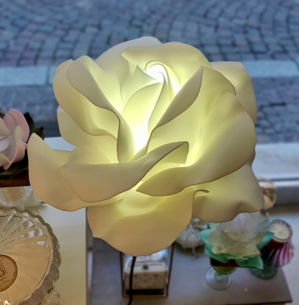 Lampada floreale fatta a mano realizzata da Oxana — opera 75