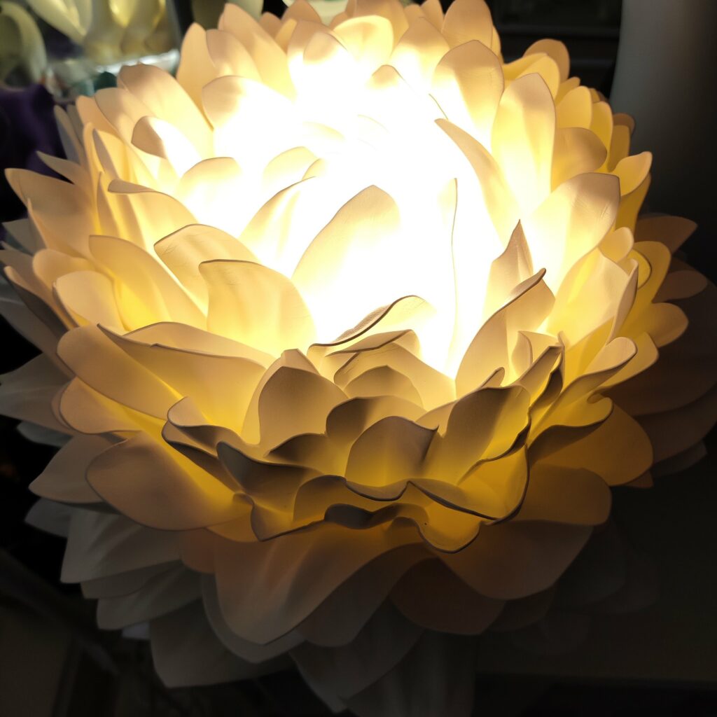 Lampada floreale fatta a mano realizzata da Oxana — opera 38