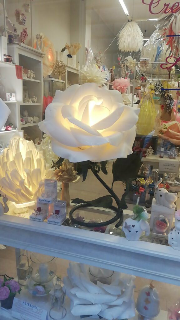 Lampada floreale fatta a mano realizzata da Oxana — opera 7