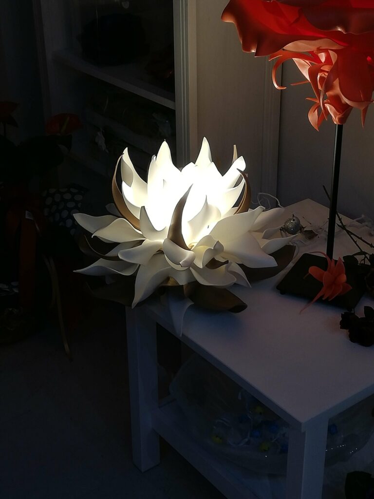 Lampada floreale fatta a mano realizzata da Oxana — opera 10