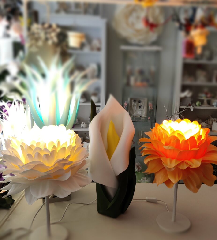 Lampada floreale fatta a mano realizzata da Oxana — opera 39