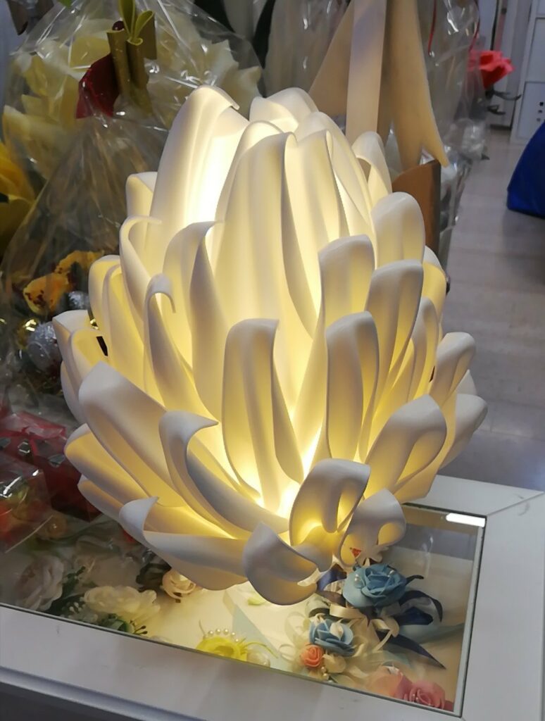 Lampada floreale fatta a mano realizzata da Oxana — opera 37
